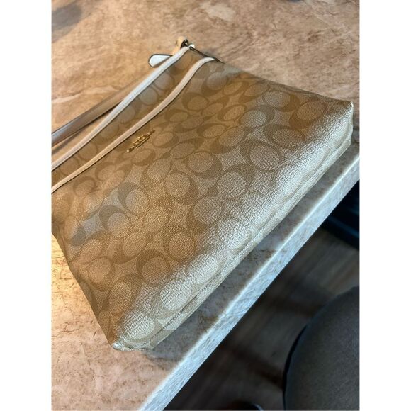 Coach Signature Crossbody Bag - Picture 9 of 9